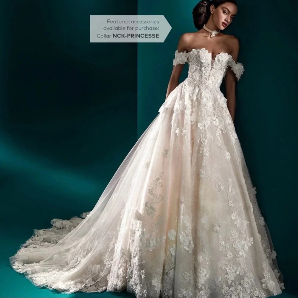 Elegant White Lace Wedding Dress - Picture 3 of 9